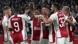 Pemain Ajax Amsterdam merayakan gol yang dicetak oleh Steven Berghuis (tengah) pada laga matchday pertama Grup B Liga Europa 2023/2024 di Johan Cruijff ArenA, Amsterdam, Belanda pada Jumat (22/09/2023) dini hari WIB. Laga berakhir dengan skor 3-3. (AP Photo/Peter Dejong)
