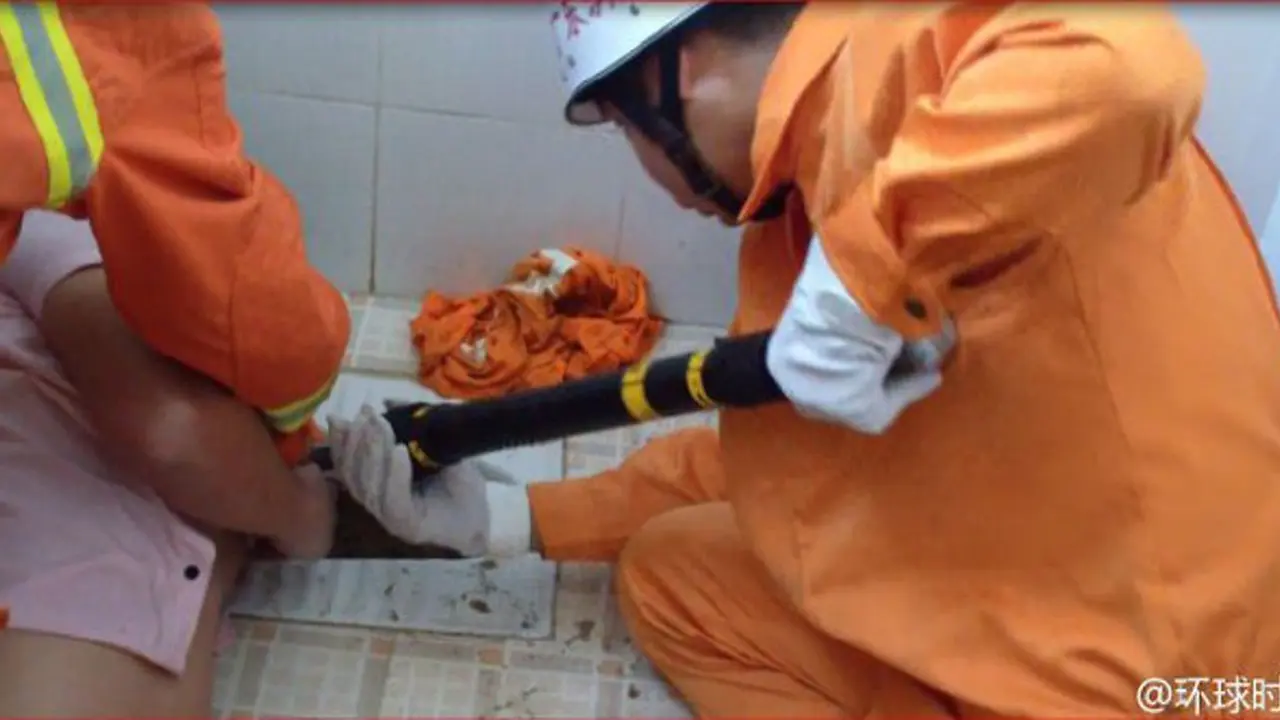 Niat Ambil Ponsel, Tangan Pria Ini Tersangkut di Jamban