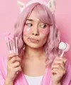 Douyin makeup menitikberatkan pada kesan kulit yang halus tanpa cela, mata yang tampak besar dan berkilau, pipi merona segar, serta bibir yang tampak penuh dan juicy.  (foto/dok: freepik/wayhomestudio)