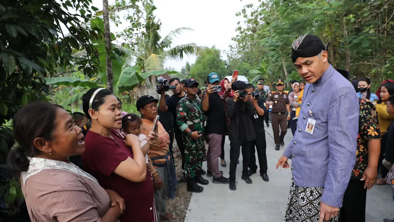Gubernur Jawa Tengah (Jateng) Ganjar Pranowo saat meninjau langsung proses perbaikan di Grobogan pada Kamis (15/6/2023).