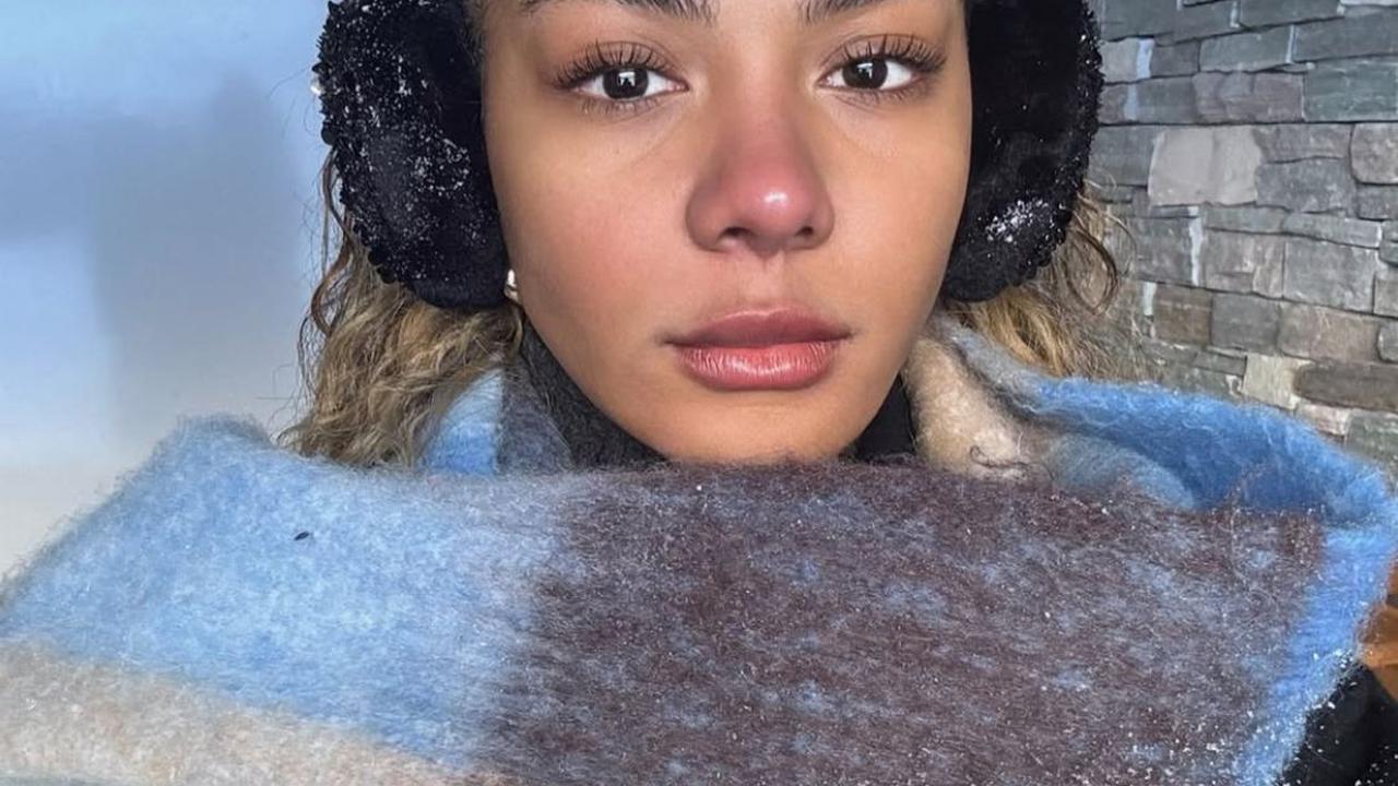 5 Potret Zsa Zsa Utari Pamer Pesona di Swiss, Gaya Winter Look yang Banjir Pujian