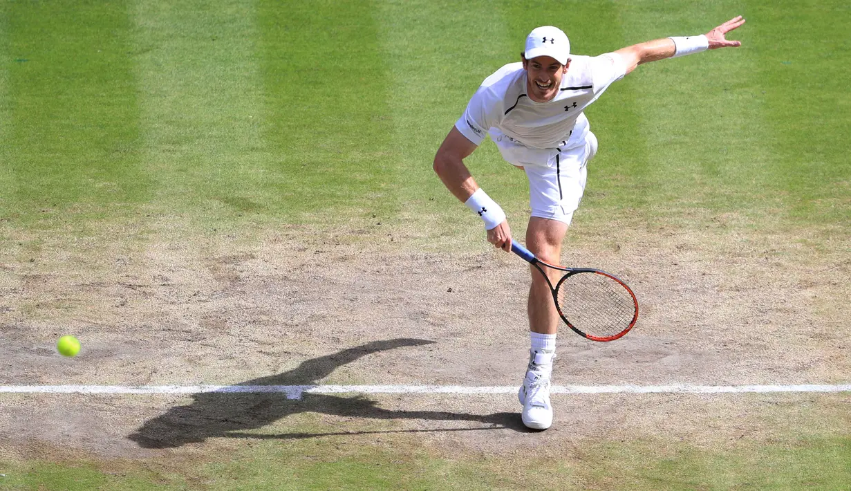 Andy Murray melakukan servis saat melawan petenis Kanada, Milos Raonic pada tunggal putra Wimbledon Championships 2016 di The All England Lawn Tennis Club,  Wimbledon, London, (10/7/2016).  (AFP/POOL/John Walton)