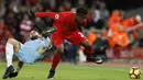 Penyerang Liverpool, Divock Origi, berusaha melewati bek Manchester City, Nicolas Otamendi, pada laga Liga Inggris di Stadion Anfield, Inggris, Sabtu (31/12/2016). (Reuters/Carl Recine)