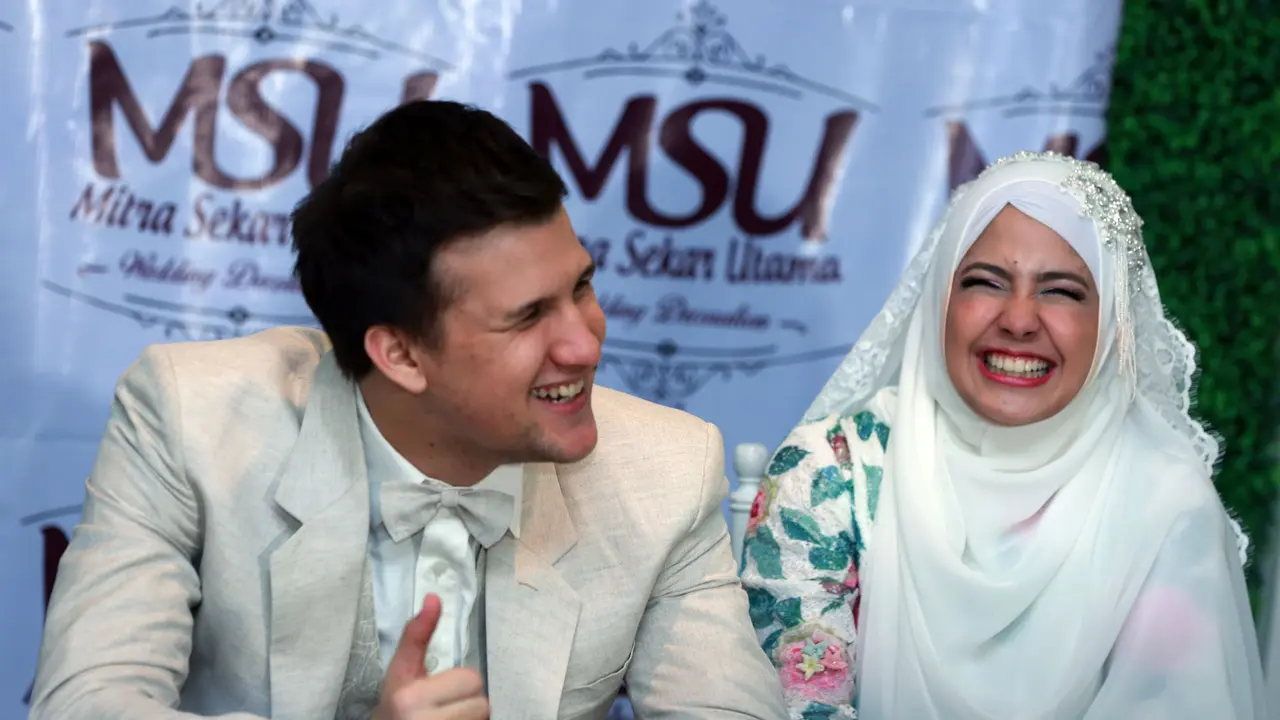[Bintang] Senyum Pengantin Baru Ala Stuart Collin dan Risty Tagor