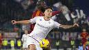 Bek Fiorentina Lucas Martinez Quarta berebut bola dengan penyerang AS Roma Romelu Lukaku dalam laga Serie A 2023/2024 giornata 15 di Olimpico, Senin (11/12/2023) dini hari WIB. (AP Photo/Gregorio Borgia)