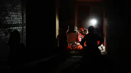 Anggota pemadam kebakaran sukarela berpartisipasi dalam latihan gempa di Guatemala City pada 2 Februari 2023. Gempa bumi Guatemala 1976 melanda pada tanggal 4 Februari pukul 03:01:43 waktu setempat dengan kekuatan magnitudo 7,5. (AFP/Johan Ordonez)