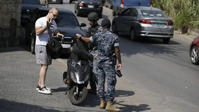 Tentara Lebanon memeriksa dokumen pengendara sepeda motor saat penyelidik mengumpulkan bukti forensik di jalan menuju Kedutaan Besar AS di Aukar, pinggiran utara Beirut, Lebanon, Rabu (5/6/2024).