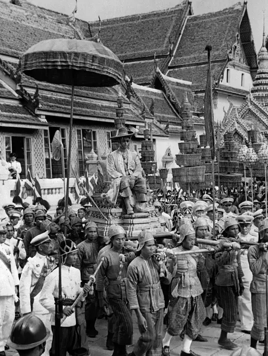 Raja Thailand, Bhumibol Adulyadej dari Thailand ditandu saat upacara penobatan pada 5 Mei 1950 di Thailand. ( AFP PHOTO)
