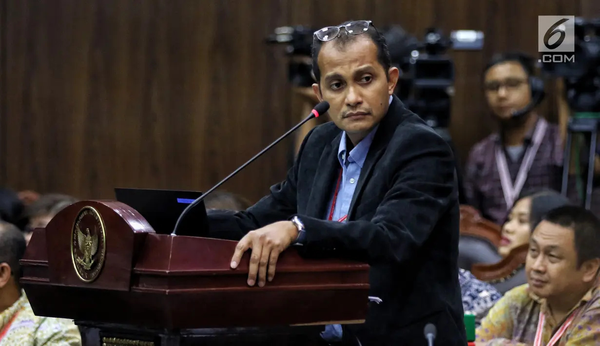 Ahli dari TKN Prof Edward Omar Syarief Hiariej saat memberi keterangan selama sidang lanjutan sengketa Pilpres 2019 di Gedung MK, Jakarta, Jumat (21/6/2019). Pokok keterangan yang disampaikan Edward terkait TSM dalam konteks UU Pemilu sebagaimana UU Nomor 7 Tahun 2017. (Liputan6.com/Johan Tallo)