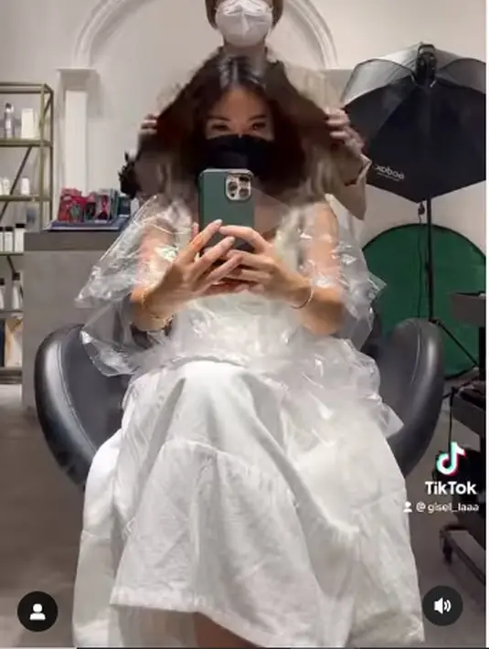 <p>Kali ini, ia memangkas rambutnya bergaya long bob. </p>