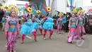 Kemeriahan pawai Parade Asia Afrika di Bandung, Sabtu (26/4/2015). Pawai Parade Asia Afrika dimeriahkan dengan menampilkan berbagaimacam pakaian tradisional masing-masing negara. (Liputan6.com/Herman Zakharia) 