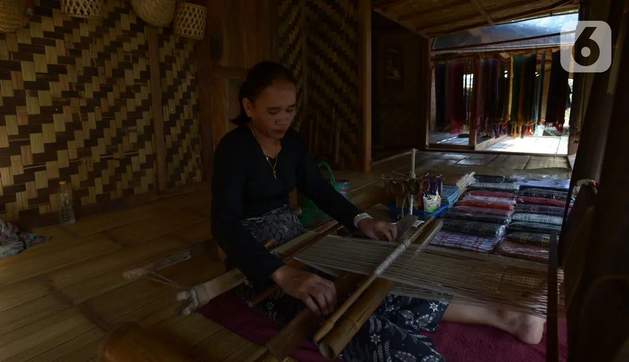 Warga suku Baduy menenun kain di Ciboleger, Lebak, Banten Jumat (15/10/2021). Harga kain tenun dijual dengan kisaran harga mulai dari Rp 120 ribu hingga Rp. 750 ribu perpotong tergantung jenis dan motif. (merdeka.com/Imam Buhori)