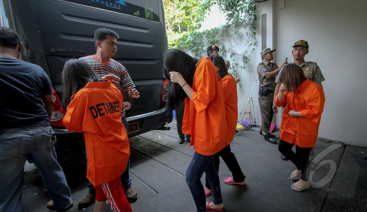 Sebanyak 14 wanita asal Tiongkok diamankan Polda Metro Jaya di kawasan Cilandak Timur, Jakarta, Kamis (7/5/2015).  Mereka diduga terlibat penipuan dengan modus cyber crime. (Liputan6.com/Faizal Fanani)