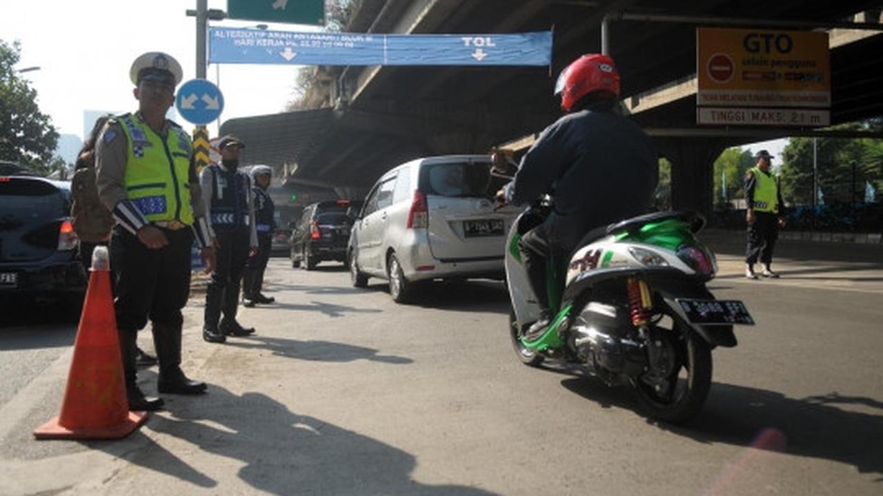 Pemandangan sepeda motor masuk Tol JORR depan Citos