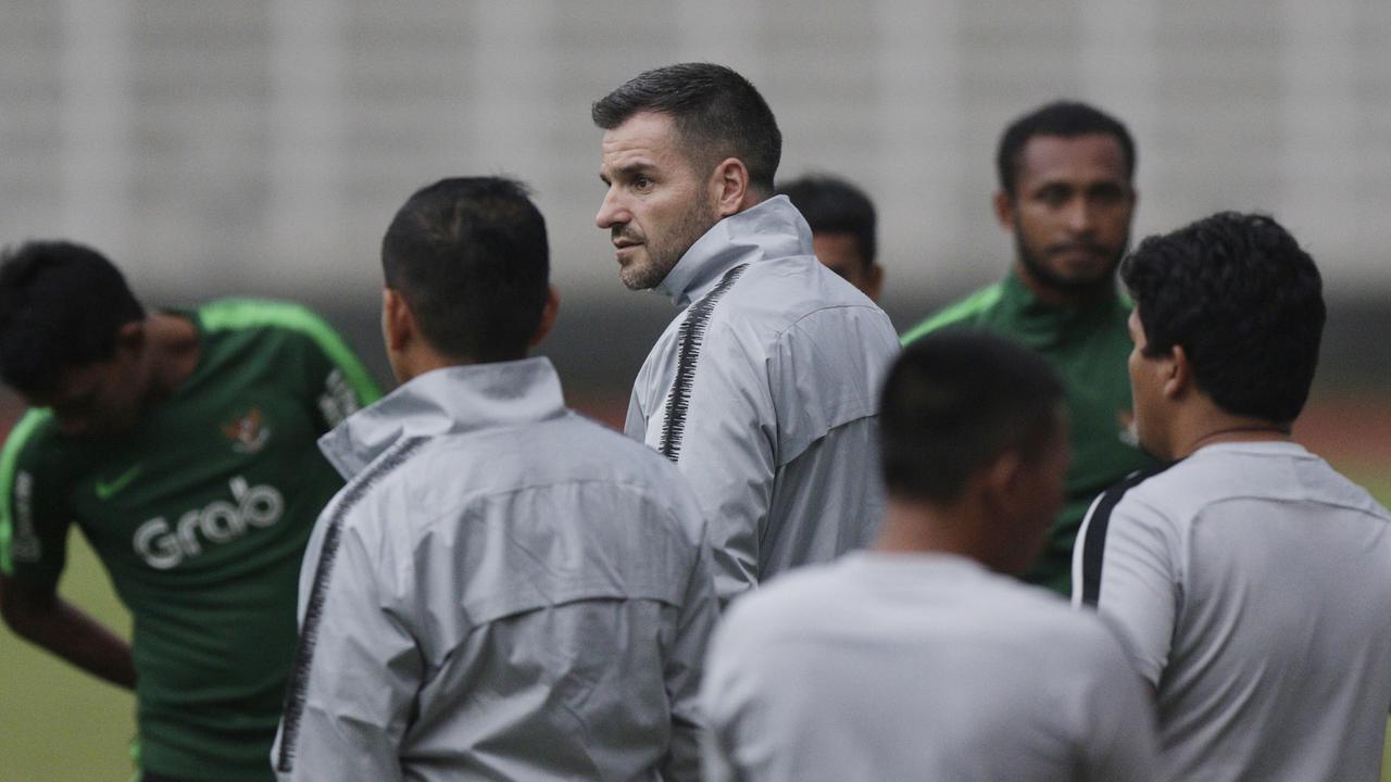Pelatih Timnas Indonesia, Simon McMenemy, memberikan instruksi saat latihan. (Bola.com/M. Iqbal Ichsan)