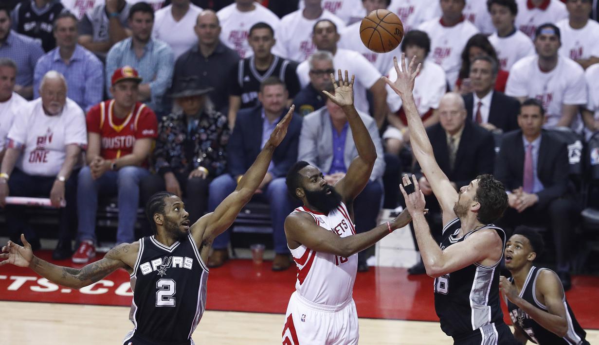 Pebasket San Antonio Spurs, Kawhi Leonard dan Pau Gasol, berebut bola dengan pebasket Houston Rockets, James Harden pada laga Gim 3 semifinal Wilayah Barat di Toyota Center, Jumat (5/5/2017). San Antonio Spurs menang 103-92. (EPA/Larry W. Smith)