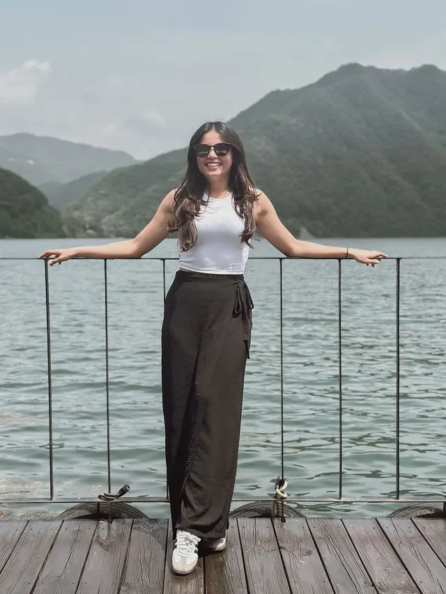 Tank Top Putih dan Celana Hitam Flowy