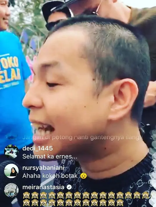 "Hun.. Aku tuh ktmu kmu lagi botak. Aku tetep jatuh cinta. Ganteng aja tetep kmu mah," tulis istrinya dalam chat yang diunggah oleh Ernest Prakasa. (Instagram/ernestprakasa)