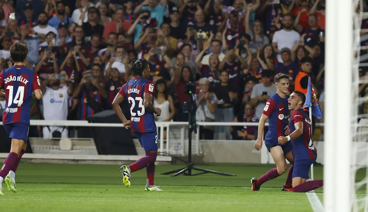 Para pemain Barcelona merayakan gol yang dicetak oleh Ferran Torres ke gawang Real Betis pada laga Liga Spanyol di Estadi Olimpic Lluis Companys, Minggu (17/9/2023). Barca menang dengan skor 5-0. (AP Photo/Joan Monfort)