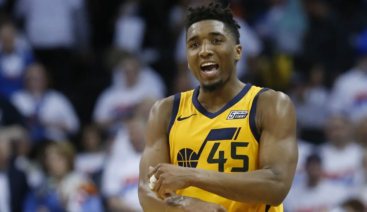 Pebasket Utah Jazz, Donovan Mitchell, melakukan selebrasi saat melawan Oklahoma City Thunder pada gim kedua play-off NBA Wilayah Barat, Rabu (18/4/2018). Jazz menang 102-95 atas Thunder. (AP/Sue Ogrocki)