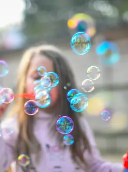 Pastikan metode bermain disesuaikan dengan tahap perkembangan anak. Permainan sederhana yang dapatmelatih kesabaran ketika mencoba lagi (Foto: Giu Vicente/Unsplash)