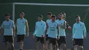 Penyerang Argentina, Lionel Messi (kanan) bersama rekan-rekannya menghadiri sesi latihan jelang pertandingan final Copa America melawan Brasil di Rio de Janeiro, Brasil, Jumat (9/10/2021).  (AFP Photo/Carl De Souza)