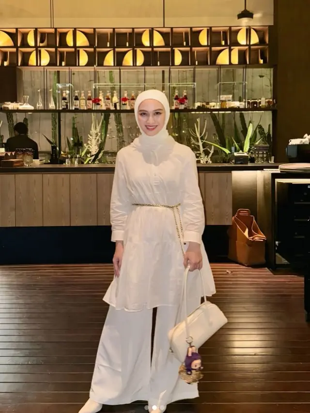 Model Tunik Simpel Kekinian ala Melody Laksani