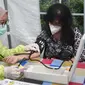 Petugas medis mengukur tekanan darah ke dokter di Puskesmas Cengkareng, Jakarta Barat, Selasa (9/2/2021). Vaksinasi Sinovac yang dilakukan secara paralel untuk tenaga kesehatan di atas 60 tahun dilakukan karena mereka rentan tertular virus Covid-19. (Liputan6.com/Fery Pradolo)
