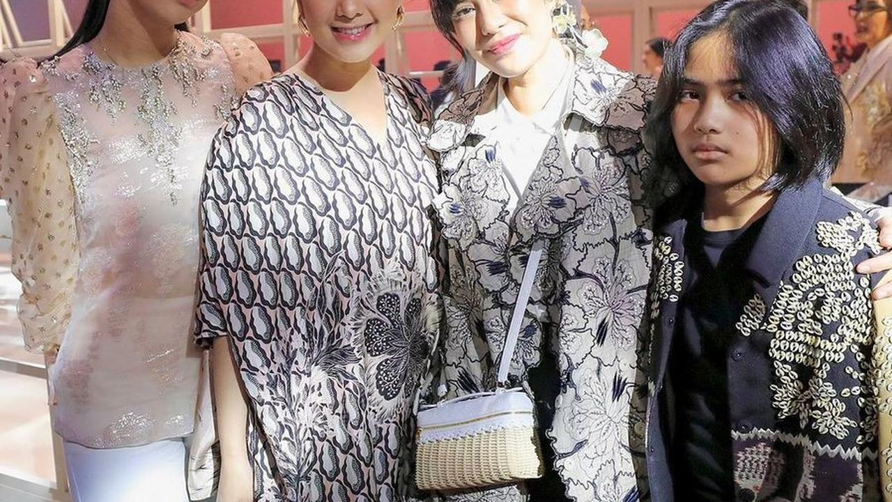 Annisa dan Aira berfoto dengan Dian Sastrowardoyo, yang ternyata juga mengajak putranya, Ishana, dalam kesempatan tersebut.<br>