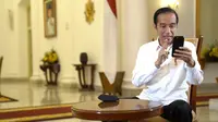 Presiden Jokowi berbincang dengan perawat Sifira Kristingrum soal Covid-19 melalui sambungan video, Minggu (27/9/2020). (Foto: Biro Pers Sekretariat Presiden)