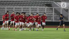 Sejumlah pemain Timnas Indonesia saat sesi latihan jelang laga Semifinal Piala AFF U-23 2025 di Stadion Madya Gelora Bung Karno, Senayan, Jakarta, Kamis (24/7/2025). (Liputan6.com/Helmi Fithriansyah)