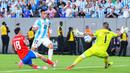 Pemain Argentina, Lautaro Martinez (tengah) berusaha mencetak gol digagalkan kiper Chili, Caludio Bravo pada laga Grup A Copa America 2024 di MetLife Stadium, East Rutherford, New Jersey, Rabu (26/06/2024) WIB. (AFP/Mitchell Leff)