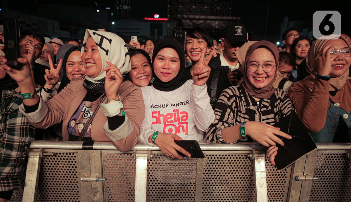 Penonton menyaksikan konser Sheila on 7 yang bertajuk 'Tunggu Aku di Jakarta' di kawasan JIExpo Kemayoran, Jakarta Pusat, Sabtu, (28/1/2023). Dalam penampilannya mereka membawakan sejumlah lagu hits seperti Film Favorit, Seberapa Pantas, Dan. (Liputan6.com/Faizal Fanani)