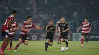 Pemain sayap Persija Jakarta, Riko Simanjuntak, membawa bola dibayangi pemain Madura United pada laga pekan kedelapan BRI Liga 1 2023/2024 di Stadion Gelora Bangkalan, Minggu (13/8/2023) malam WIB. (Bola.com/Dok. Media Persija)
