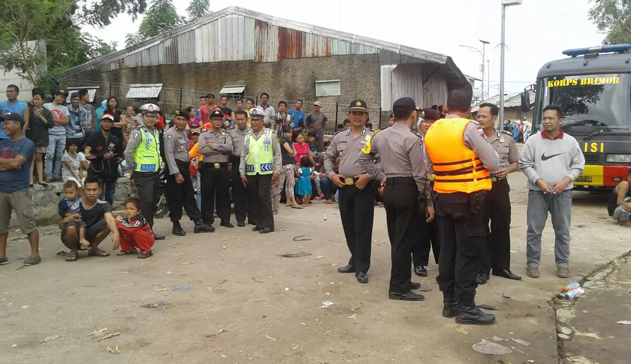 Petugas berjaga-jaga di pinggir Waduk Jatiluhur, Purwakarta, Jawa Barat, Minggu (25/12). Terjadi baku tembak yang menewaskan 2 terduga teroris saat penggerebekan. (Foto: Istimewa