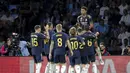 Pemain Real Madrid, Jude Bellingham, melakukan selebrasi bersama rekannya setelah mencetak gol ke gawang Celta Vigo pada laga Liga Spanyol di Stadion The Balaidos, Sabtu (26/8/2023). Madrid menang dengan skor tipis 1-0. (AP Photo/Lalo R. Villar)