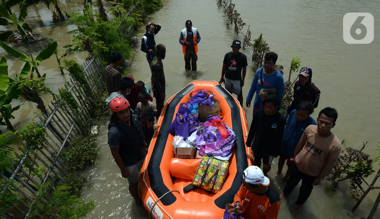 Tim Tanggap Bencana Land Rover Club Indonesia (LRCI) melakukan drop logistik untuk korban banjir di Desa Sindangsari, Kabupaten Bekasi, Jawa Barat, Rabu (24/2/2021). Banjir yang melanda kawasan ini diakibatkan jebolnya tanggul Sungai Citarum dan luapan air Sungai Ciherang. (merdeka.com/Imam Buhori)