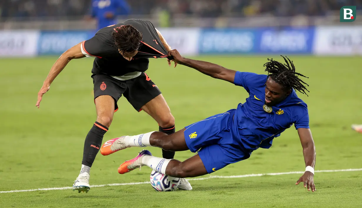Pemain Chelsea, Romeo Lavia (kanan), berduel memperebutkan bola dengan pemain AC Milan dalam laga pramusim di Stadion Utama Gelora Bung Karno (SUGBK), Jakarta, Sabtu (8/8/2026). Chelsea akhirnya meraih kemenangan 3-0 atas AC Milan melalui dua gol Joao Pedro dan satu gol Moises Caicedo. (KapanLagi.com/Budy Santoso)