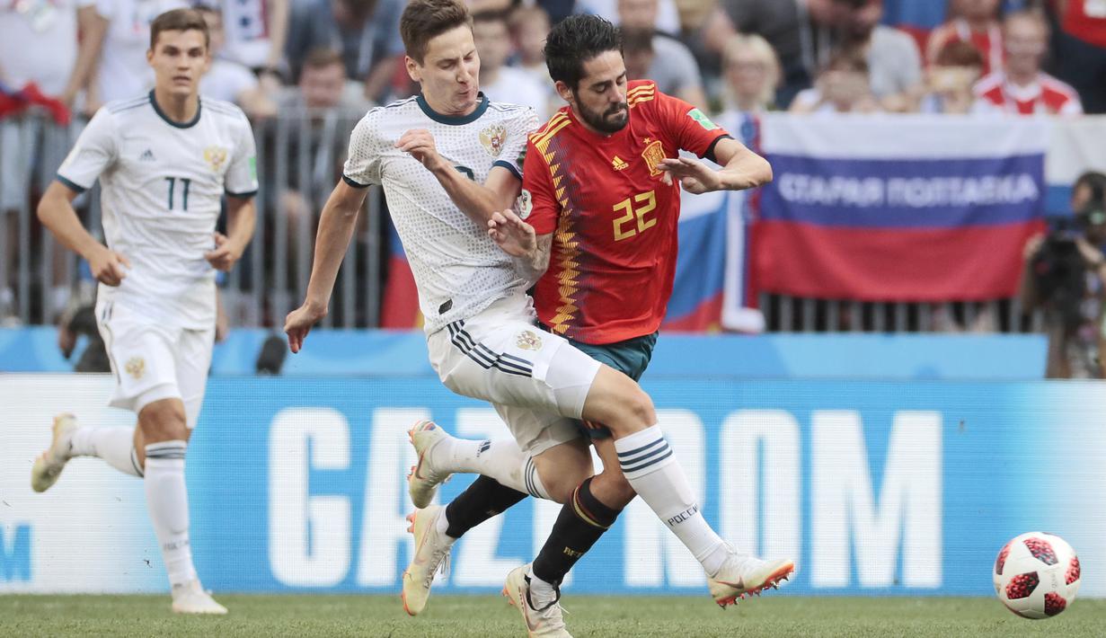 Pemain Rusia, Daler Kuziaev (kiri) berebut bola dengan pemain Spanyol,  Isco pada laga 16 besar di Luzhniki Stadium, Moskow, Rusia, (1/7/2018). Rusia dan Spanyol bermain imbang 1-1. (AP/Alexander Zemlianichenko)