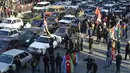 Rakyat Azerbaijan mengibarkan bendera nasional di Ganja, Azerbaijan, Selasa (10/11/2020). Armenia dan Azerbaijan mengumumkan perjanjian damai untuk menghentikan pertempuran atas wilayah Nagorno-Karabakh di Azerbaijan berdasarkan pakta yang ditandatangani dengan Rusia. (AP Photo/Aydin Mammedov)