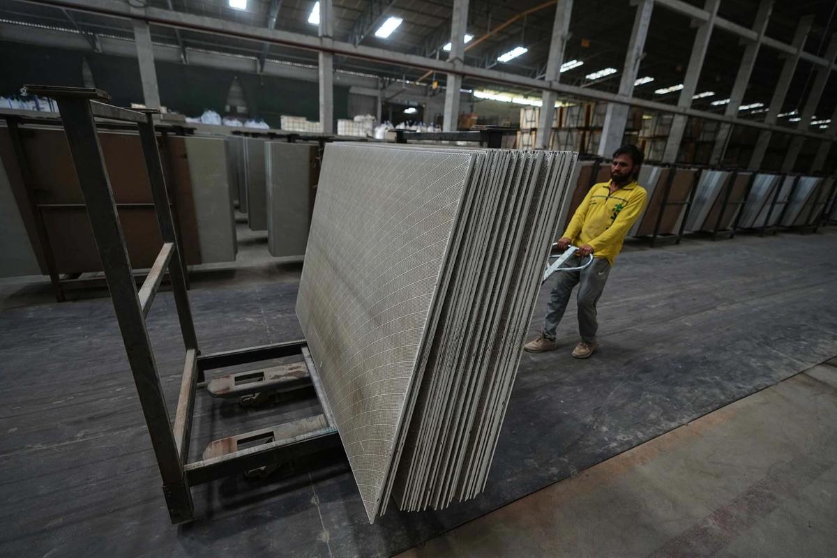 FOTO: Industri Ubin Keramik Terhenti Akibat Krisis Energi
