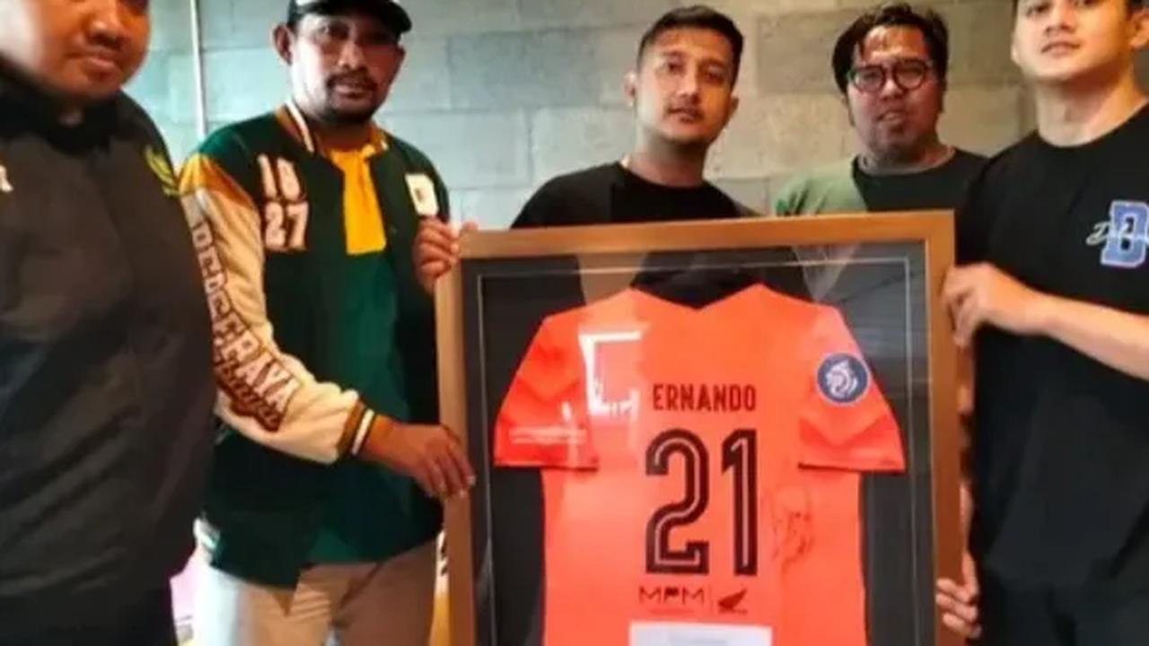 Jerseinya Dilelang