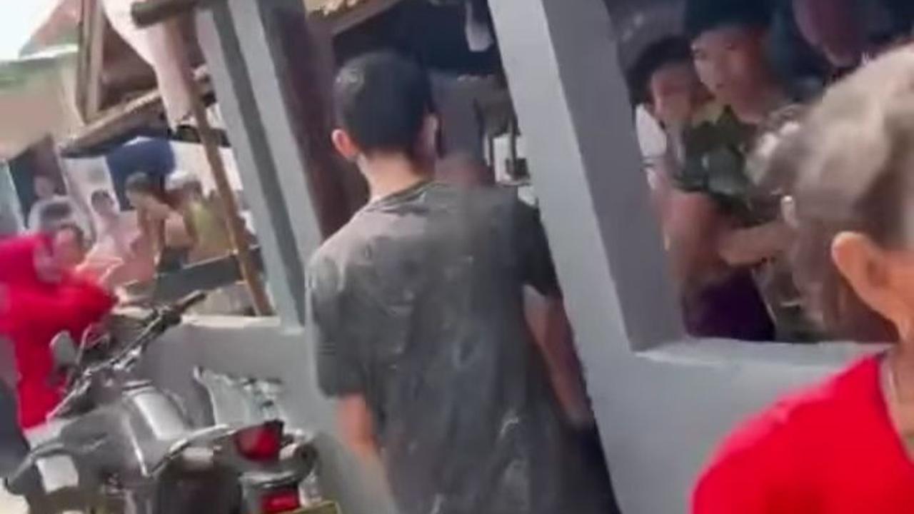 Sebuah video pria berkostum TNI mengamuk viral di media sosial. Pemicunya diduga karena pelaku kesal suara musik saat perlombaan 17 Agustus.
