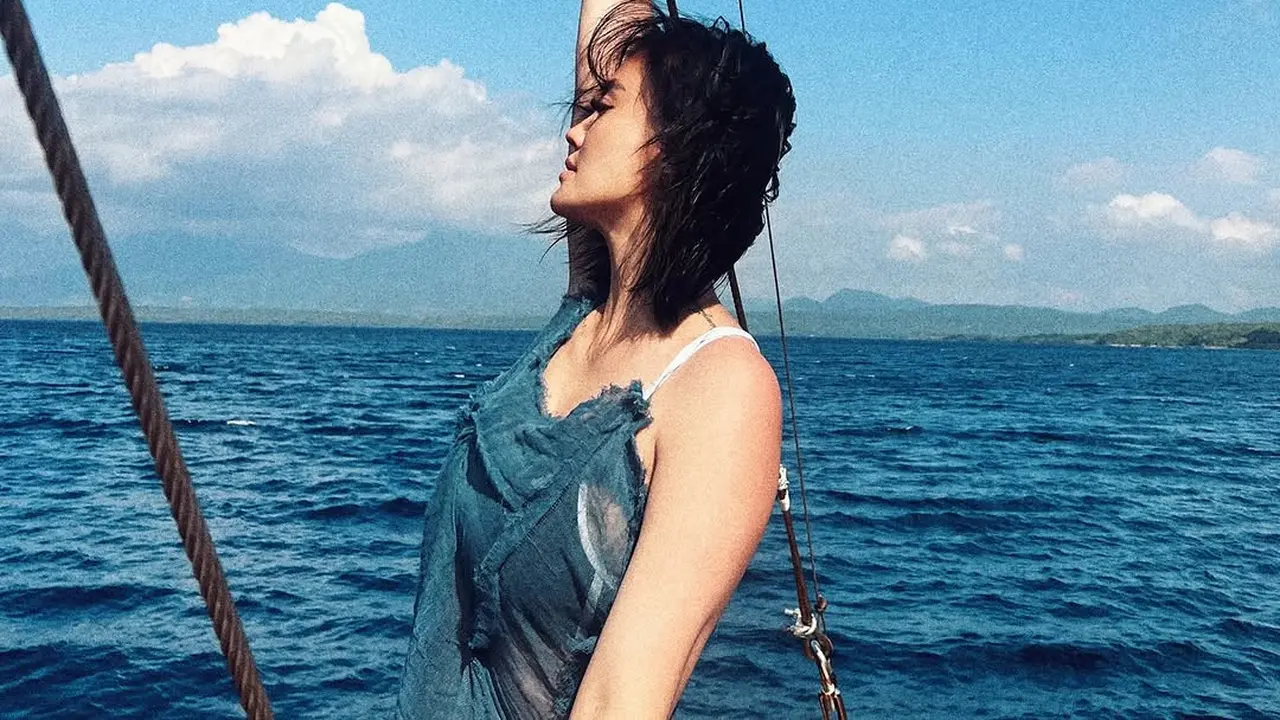 Gaya Agnez Mo Liburan di Bali, Tampil Percaya Diri dengan Gaun Menerawang