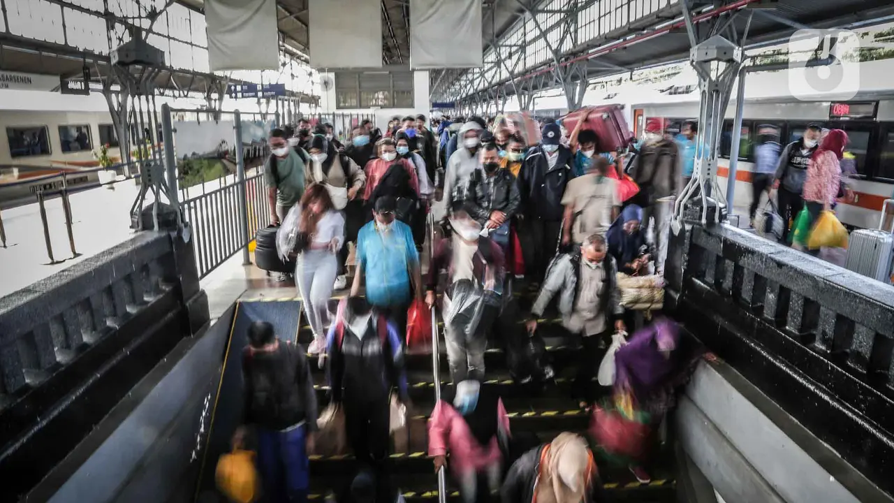 Arus Balik Mudik Lebaran 2022 di Stasiun Pasar Senen Mulai Ramai