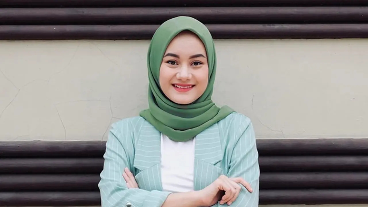 Sering Dikira Pacar, Ini 6 Potret Kompak Dinda Hauw dan Kakaknya