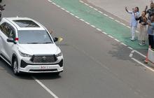 FOTO: Lambaian Tangan Paus Fransiskus Sapa Warga Jakarta dari Mobil Kijang Innova Zenix
