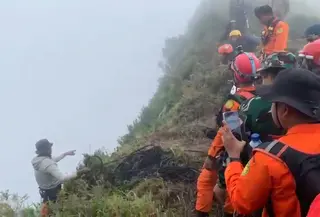 Tim gabungan terus berjibaku melakukan proses evakuasi korban pesawat ATR 42-500 yang jatuh di pegunungan Pangkep Sulsel. (Liputan6.com/ Fauzan)