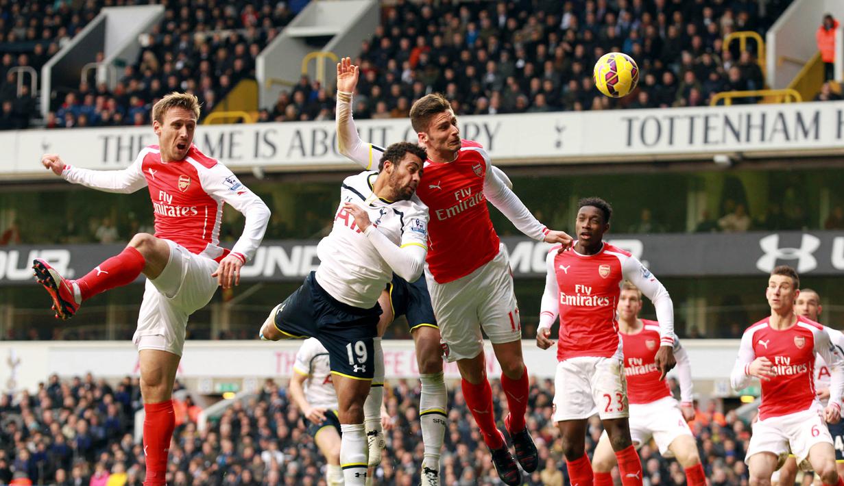Pemain Tottenham, Mousa Dembele berusaha mencetak gol ke gawang Arsenal pada laga Liga Premier di Stadion White Hart Lane, Inggris, Sabtu (7/2/2015). (EPA/Sean Dempsey)