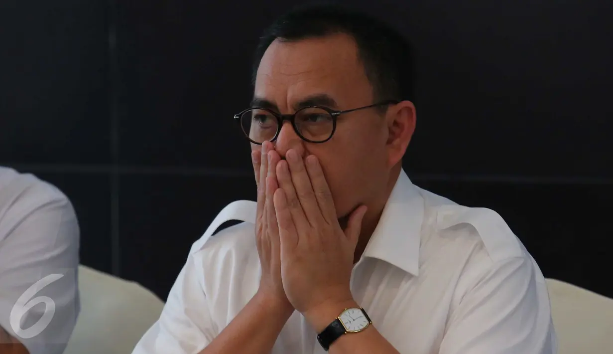 Ekspresi mantan Menteri ESDM Sudirman Said saat berpamitan dengan jajaran Eselon 1 & Eselon 2 Kementerian ESDM, Jakarta, Rabu (27/7). Sudirman Said menjadi salah satu menteri yang di-reshuffle dan digantikan oleh Arcandra Tahar (Liputan6.com/Angga Yuniar)